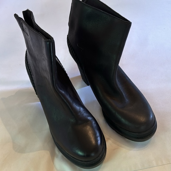 Sorel black leather stacked heeled weatherproof boots. Size 9 - Picture 2 of 5